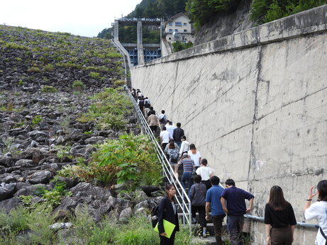 階段を登る