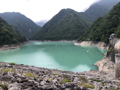 緑色のダム湖